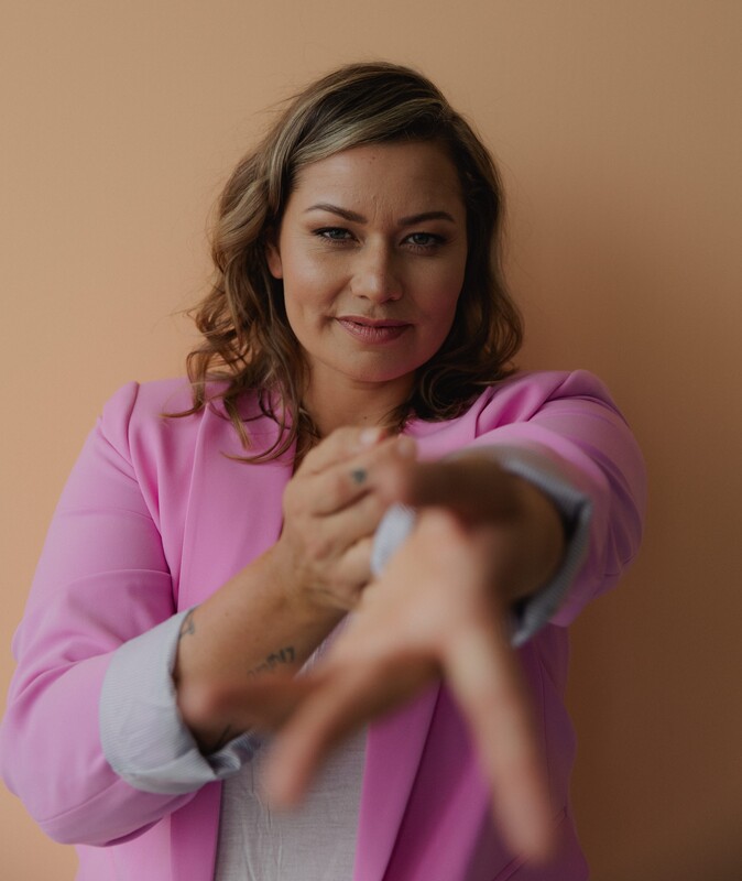 Jennifer direkte ansprache Jennifer Heng streckt die Hand nach dir aus