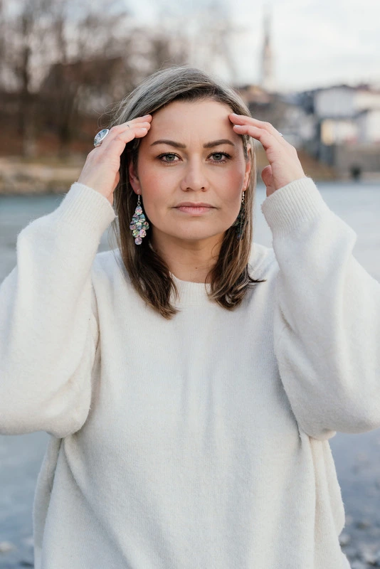 Jennifer Heng steht vor der Kamera und schaut den Betrachter direkt an