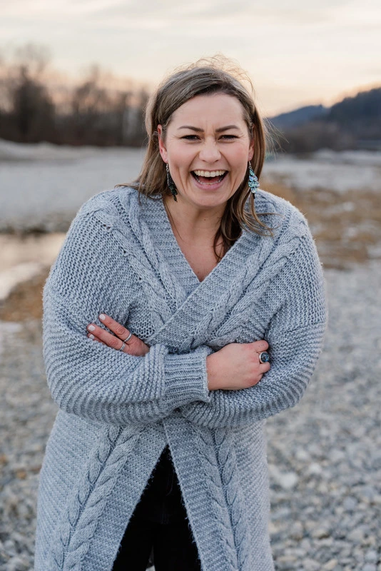 Jennifer Heng lacht aus vollem Herzen in die Kamera